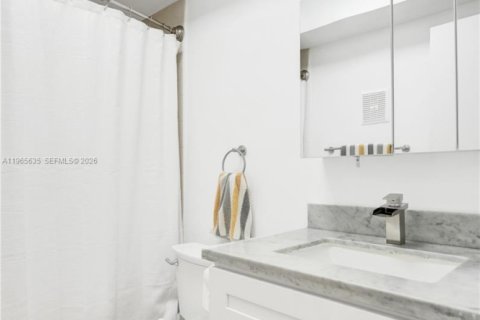 Condo in Pompano Beach, Florida, 2 bedrooms  № 2027265 - photo 23