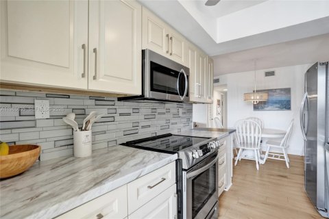 Condo in Pompano Beach, Florida, 2 bedrooms  № 2027265 - photo 2