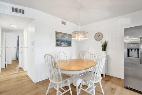 Condo in Pompano Beach, Florida, 2 bedrooms  № 2027265 - photo 29