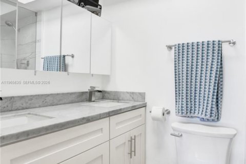 Condo in Pompano Beach, Florida, 2 bedrooms  № 2027265 - photo 11