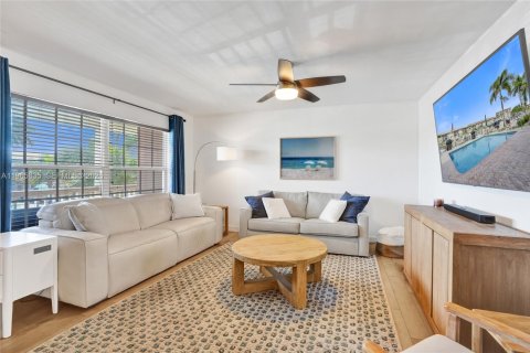 Condo in Pompano Beach, Florida, 2 bedrooms  № 2027265 - photo 3