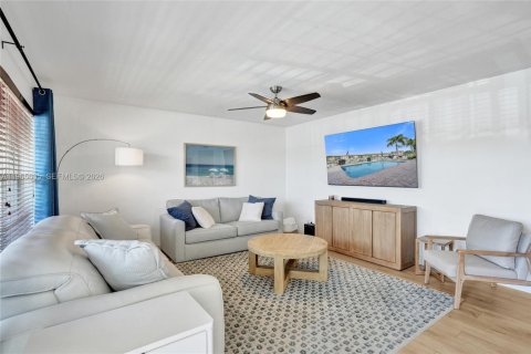 Condo in Pompano Beach, Florida, 2 bedrooms  № 2027265 - photo 25