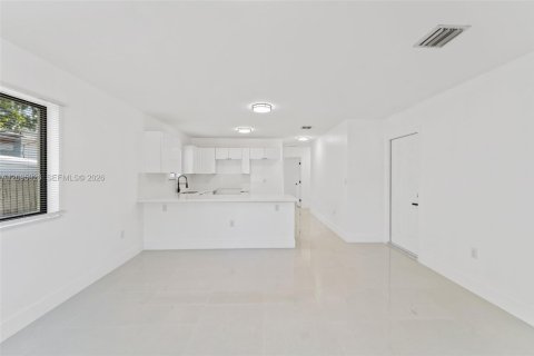 Villa ou maison à louer à Miami, Floride: 3 chambres, 115.66 m2 № 2385113 - photo 4