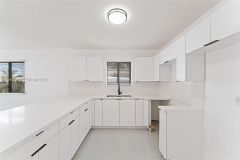 Villa ou maison à louer à Miami, Floride: 3 chambres, 115.66 m2 № 2385113 - photo 3