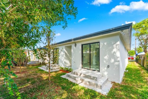 Villa ou maison à louer à Miami, Floride: 3 chambres, 115.66 m2 № 2385113 - photo 6