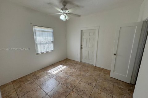 Commercial property in Miami, Florida 82.5 sq.m. № 1926360 - photo 3