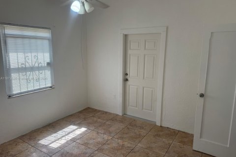 Commercial property in Miami, Florida 82.5 sq.m. № 1926360 - photo 5