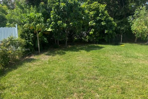 Commercial property in Miami, Florida 82.5 sq.m. № 1926360 - photo 9