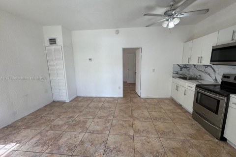 Commercial property in Miami, Florida 82.5 sq.m. № 1926360 - photo 2