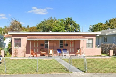 Commercial property in Miami, Florida 82.5 sq.m. № 1926360 - photo 1
