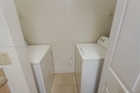 Condo in North Lauderdale, Florida, 2 bedrooms  № 1787076 - photo 9