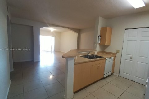 Condo in North Lauderdale, Florida, 2 bedrooms  № 1787076 - photo 7