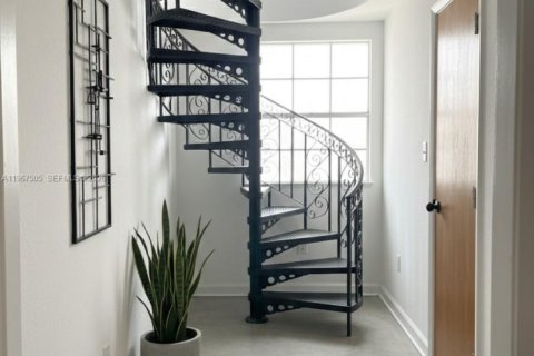 Apartamento en alquiler en Hialeah, Florida, 3 dormitorios, 333.33 m2 № 2030413 - foto 6