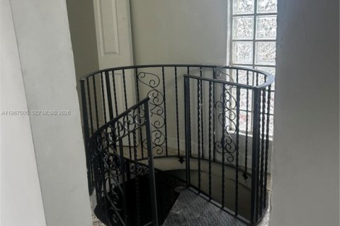 Apartamento en alquiler en Hialeah, Florida, 3 dormitorios, 333.33 m2 № 2030413 - foto 5