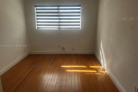 Apartamento en alquiler en Hialeah, Florida, 3 dormitorios, 333.33 m2 № 2030413 - foto 4