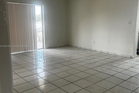 Apartamento en alquiler en Hialeah, Florida, 3 dormitorios, 333.33 m2 № 2030413 - foto 2