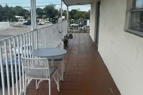 Apartamento en alquiler en Hialeah, Florida, 3 dormitorios, 333.33 m2 № 2030413 - foto 7