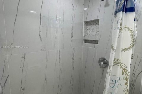 Снять в аренду коммерческую недвижимость в Майами, Флорида 1 спальня, 254.55м2, № 2035477 - фото 2