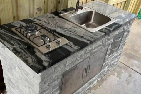 Снять в аренду коммерческую недвижимость в Майами, Флорида 1 спальня, 254.55м2, № 2035477 - фото 3