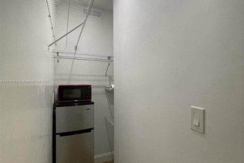 Снять в аренду коммерческую недвижимость в Майами, Флорида 1 спальня, 254.55м2, № 2035477 - фото 6