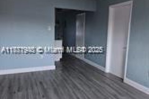 Снять в аренду виллу или дом в Форт-Лодердейл, Флорида 2 спальни, 285.95м2, № 1920182 - фото 1