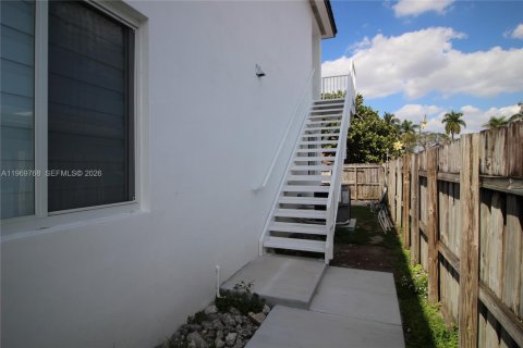 Apartamento en alquiler en Miami, Florida, 2 dormitorios, 71.91 m2 № 2030575 - foto 3