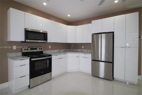 Apartamento en alquiler en Miami, Florida, 2 dormitorios, 71.91 m2 № 2030575 - foto 7