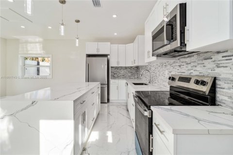 House in Lake Worth, Florida 3 bedrooms, 109.62 sq.m. № 1683515 - photo 14