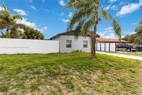 House in Lake Worth, Florida 3 bedrooms, 109.62 sq.m. № 1683515 - photo 4