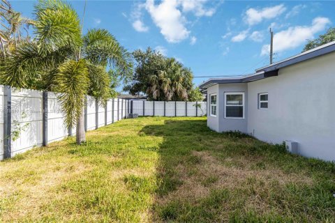 House in Lake Worth, Florida 3 bedrooms, 109.62 sq.m. № 1683515 - photo 30