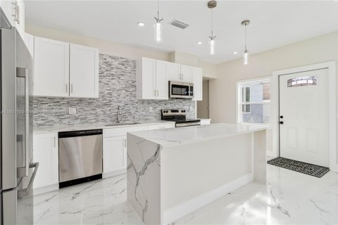 House in Lake Worth, Florida 3 bedrooms, 109.62 sq.m. № 1683515 - photo 12