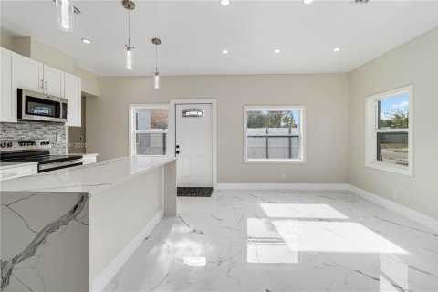 House in Lake Worth, Florida 3 bedrooms, 109.62 sq.m. № 1683515 - photo 10