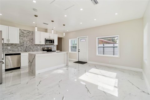 House in Lake Worth, Florida 3 bedrooms, 109.62 sq.m. № 1683515 - photo 7