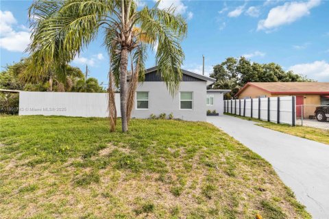 House in Lake Worth, Florida 3 bedrooms, 109.62 sq.m. № 1683515 - photo 3