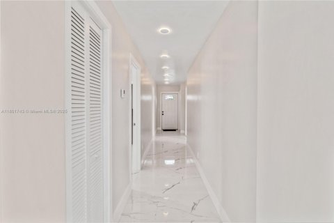 House in Lake Worth, Florida 3 bedrooms, 109.62 sq.m. № 1683515 - photo 5