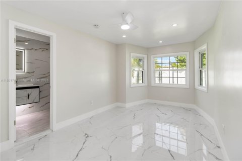 House in Lake Worth, Florida 3 bedrooms, 109.62 sq.m. № 1683515 - photo 16