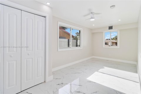 House in Lake Worth, Florida 3 bedrooms, 109.62 sq.m. № 1683515 - photo 18