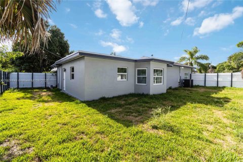 House in Lake Worth, Florida 3 bedrooms, 109.62 sq.m. № 1683515 - photo 29