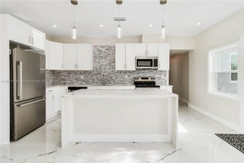House in Lake Worth, Florida 3 bedrooms, 109.62 sq.m. № 1683515 - photo 11