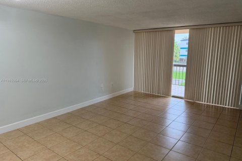 Снять в аренду кондоминиум в Майами, Флорида 2 спальни, 91.32м2, № 2050862 - фото 20