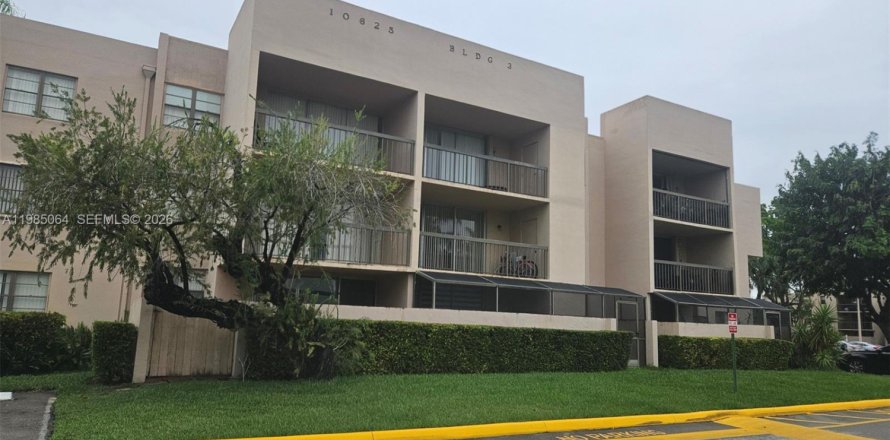 Кондоминиум с 2 спальнями в Майами, Флорида № 2050862