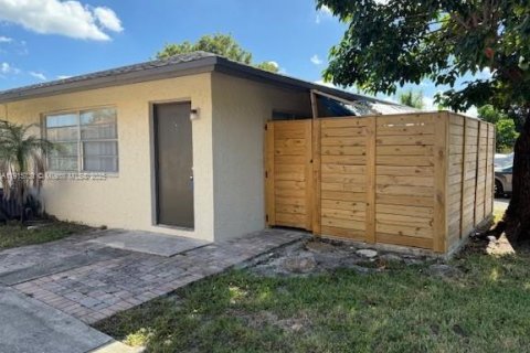 Снять в аренду виллу или дом в Помпано-Бич, Флорида 1 спальня, 63.17м2, № 1973650 - фото 1