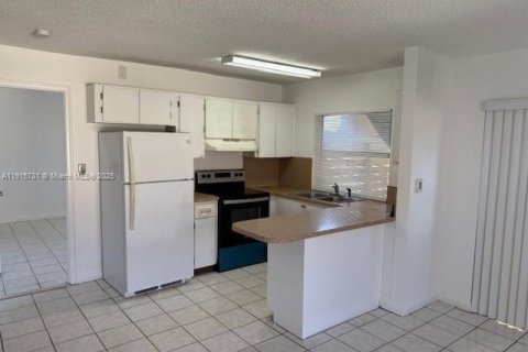 Снять в аренду виллу или дом в Помпано-Бич, Флорида 1 спальня, 63.17м2, № 1973650 - фото 3