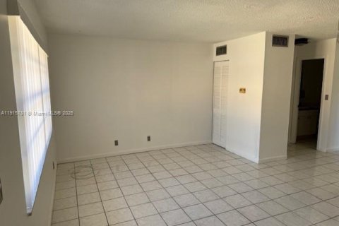 Снять в аренду виллу или дом в Помпано-Бич, Флорида 1 спальня, 63.17м2, № 1973650 - фото 4