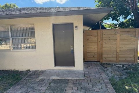 Снять в аренду виллу или дом в Помпано-Бич, Флорида 1 спальня, 63.17м2, № 1973650 - фото 8