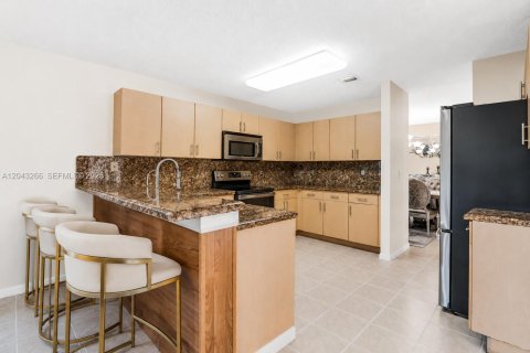 House in Miramar, Florida 4 bedrooms, 231.42 sq.m. № 2185929 - photo 11