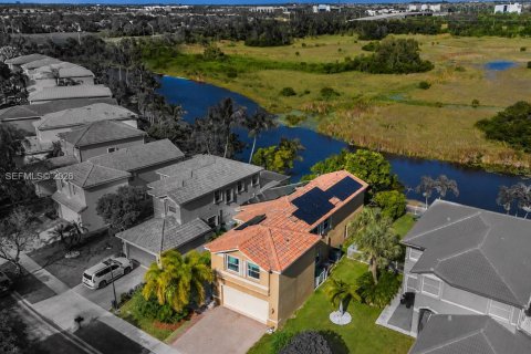 House in Miramar, Florida 4 bedrooms, 231.42 sq.m. № 2185929 - photo 2