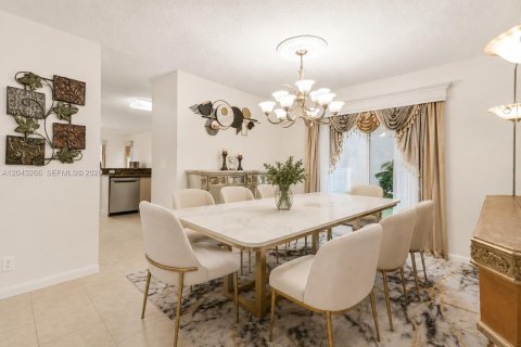 House in Miramar, Florida 4 bedrooms, 231.42 sq.m. № 2185929 - photo 7