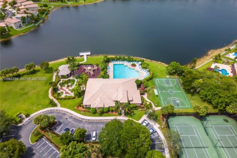 House in Miramar, Florida 4 bedrooms, 231.42 sq.m. № 2185929 - photo 25