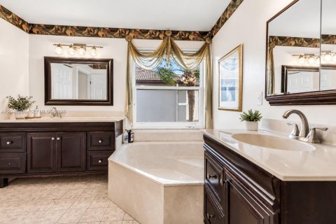 House in Miramar, Florida 4 bedrooms, 231.42 sq.m. № 2185929 - photo 15